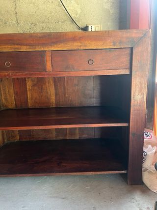 Mobiletto in legno scuro con cassetti