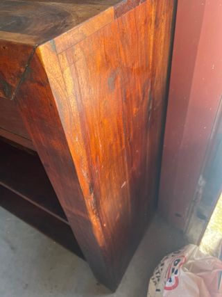 Mobiletto in legno scuro con cassetti