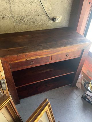 Mobiletto in legno scuro con cassetti