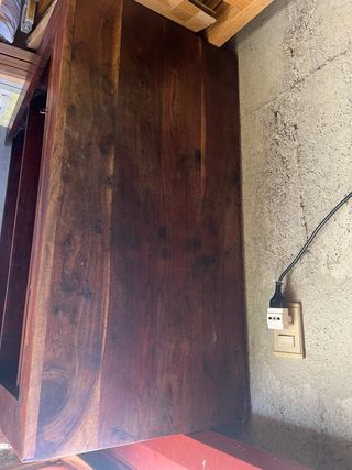 Mobiletto in legno scuro con cassetti