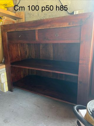 Mobiletto in legno scuro con cassetti