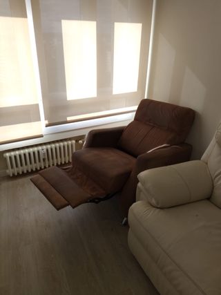 Sofá 2 plazas y sillón + Lámpara