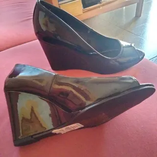 Zapatos charol peep toe cuña negros T.36