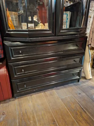 Vitrinas con estanterías y barra para ropa