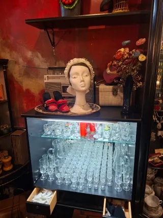 Vitrinas con estanterías y barra para ropa