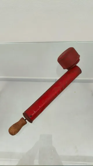 Antico spruzzatore insetticida rosso
