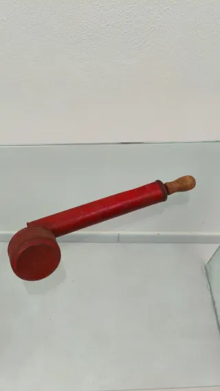 Antico spruzzatore insetticida rosso