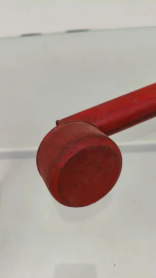 Antico spruzzatore insetticida rosso