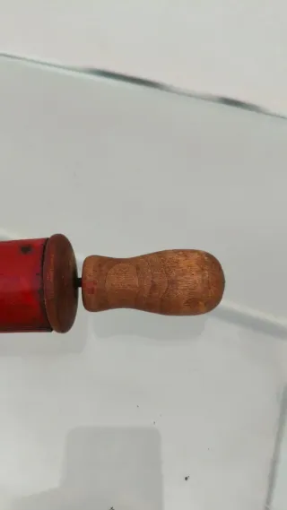 Antico spruzzatore insetticida rosso