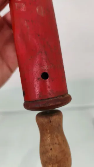 Antico spruzzatore insetticida rosso