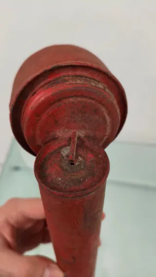 Antico spruzzatore insetticida rosso