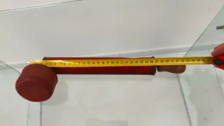 Antico spruzzatore insetticida rosso