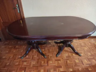 Mesa de comedor ovalada de madera