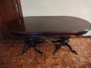 Mesa de comedor ovalada de madera