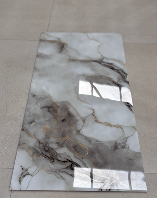 Porcelánico efecto mármol con vetas doradas