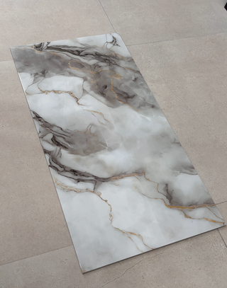 Porcelánico efecto mármol con vetas doradas