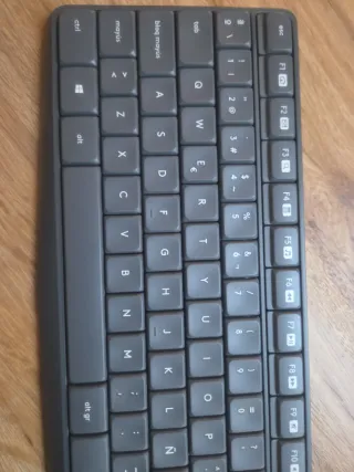 Teclado Logitech Gris y Negro