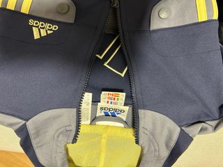 Chaqueta Adidas con capucha azul y gris