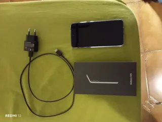 Samsung Galaxy S25 con cargador original