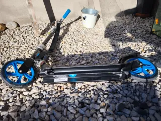 Patinete scooter azul y negro