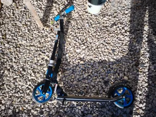 Patinete scooter azul y negro