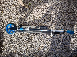 Patinete scooter azul y negro