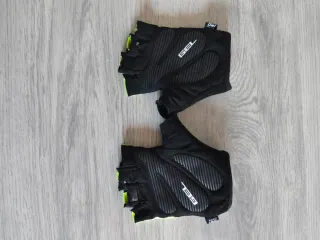 Casco y guantes de niño para bici