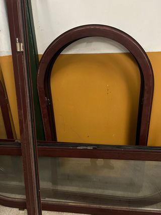 Puerta de dos hojas y dos ventanas de dos hojas .