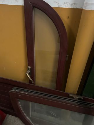 Puerta de dos hojas y dos ventanas de dos hojas .