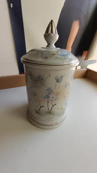 Pote de porcelana com flores azuis