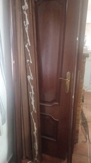 Puerta de madera con cristal