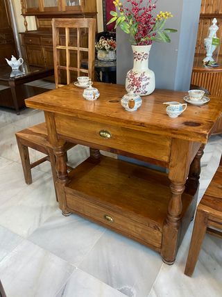 Mesa de madera rústica auxiliar