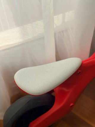 Bicicleta de equilibrio roja y blanca