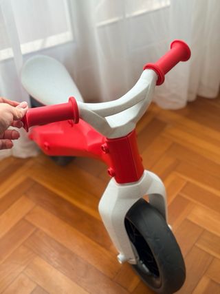 Bicicleta de equilibrio roja y blanca