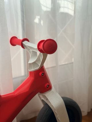 Bicicleta de equilibrio roja y blanca
