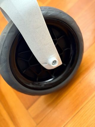 Bicicleta de equilibrio roja y blanca