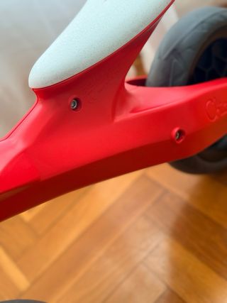 Bicicleta de equilibrio roja y blanca