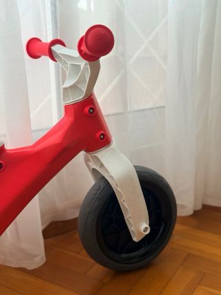 Bicicleta de equilibrio roja y blanca