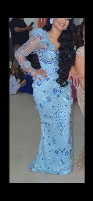 Vestido de fiesta azul con pedrería
