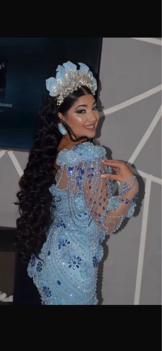 Vestido de fiesta azul con pedrería