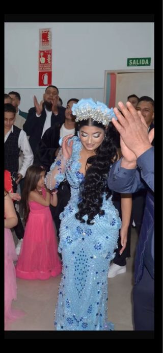 Vestido de fiesta azul con pedrería