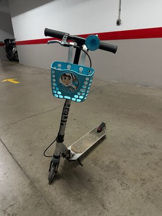 Patinete infantil con cesta azul