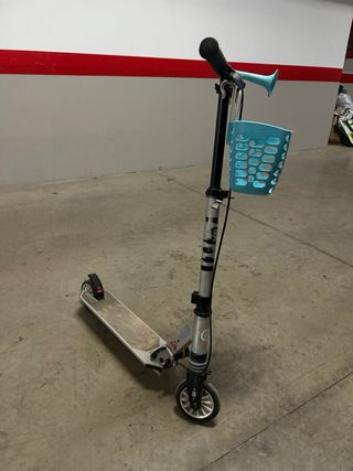 Patinete infantil con cesta azul