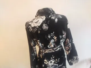 Bata Cote de Moi terciopelo floral