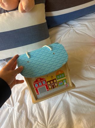 Casita de madera con piezas para jugar