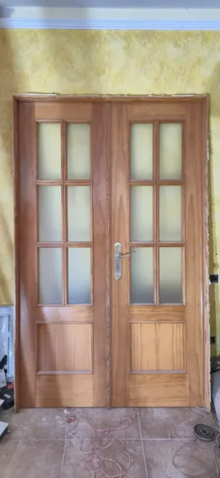 Puerta doble de madera con cristal