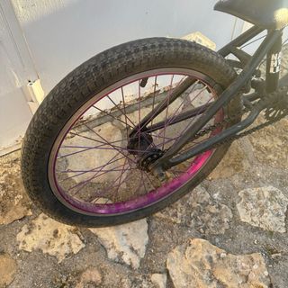 Bicicleta BMX Negra llantas aluminio moradas