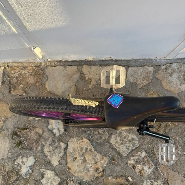 Bicicleta BMX Negra llantas aluminio moradas