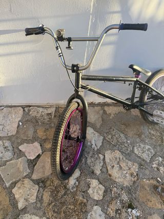 Bicicleta BMX Negra llantas aluminio moradas