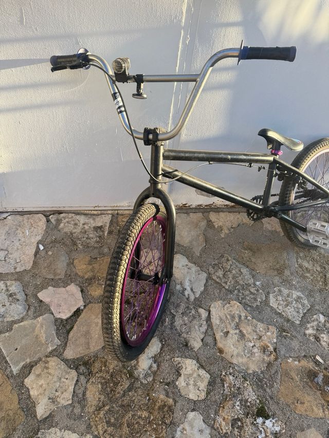Bicicleta BMX Negra llantas aluminio moradas
